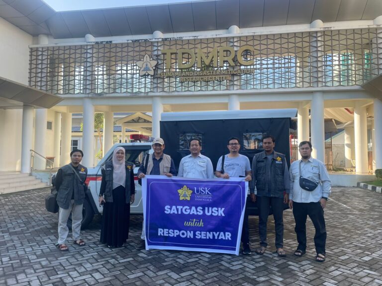 Tim Kajian Awal TDMRC USK Lakukan Survei Cepat di Pidie Jaya, Perkuat Penanganan RS dan Bawa Bantuan Rumah Amal