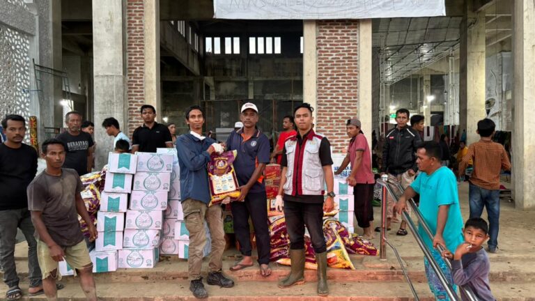 Tim Posko USK Salurkan Bantuan BTN ke Warga Desa Meunasah Balek