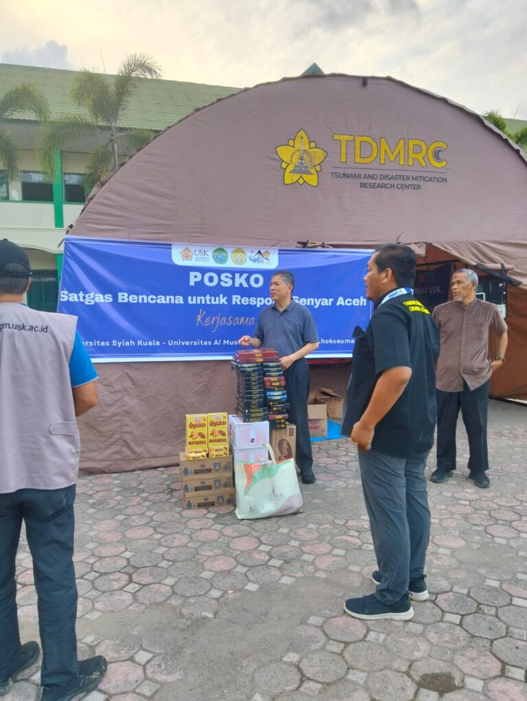 Rektor USK Tinjau Posko Satgas USK Respons Senyar Aceh di Bireuen