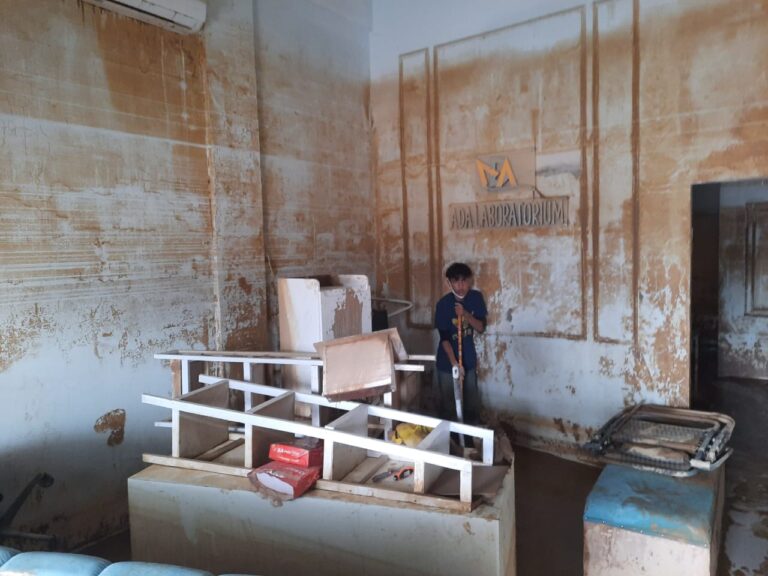 Satgas USK Bersihkan Salah Satu Laboratorium di Aceh Tamiang untuk Percepat Pemulihan Layanan Kesehatan Pascabanjir