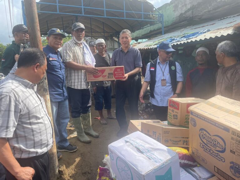 Rektor USK Pimpin Penyaluran Bantuan Kemanusiaan ke Meunasah Beurawang, Kecamatan Meureudu, Pidie Jaya