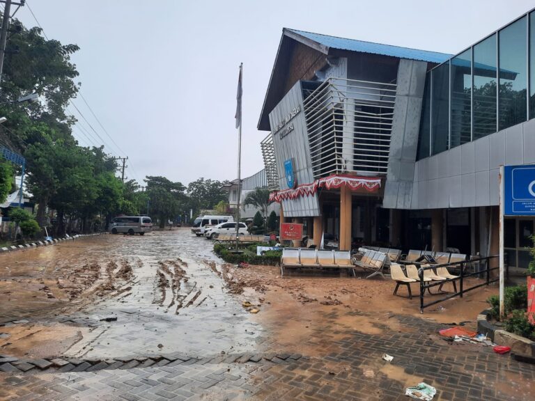 Tim Satgas Senyar USK Lakukan Pembersihan RSUD Langsa Sebagai Posko Medis