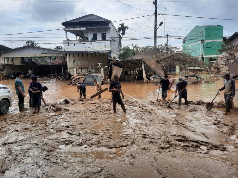 Tim Satgas USK Beserta Relawan Tiba di Aceh Tamiang, Lakukan Pembersihan Jalan di Dua Titik Terdampak Banjir