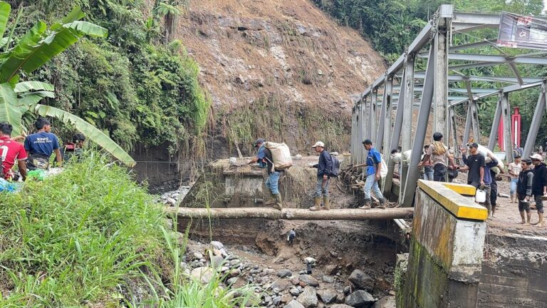 Jembatan Terputus, Longsor Di Mana-Mana — Tim Mapala Leuser USK Tembus Desa Bergang Demi Bantuan Kemanusiaan