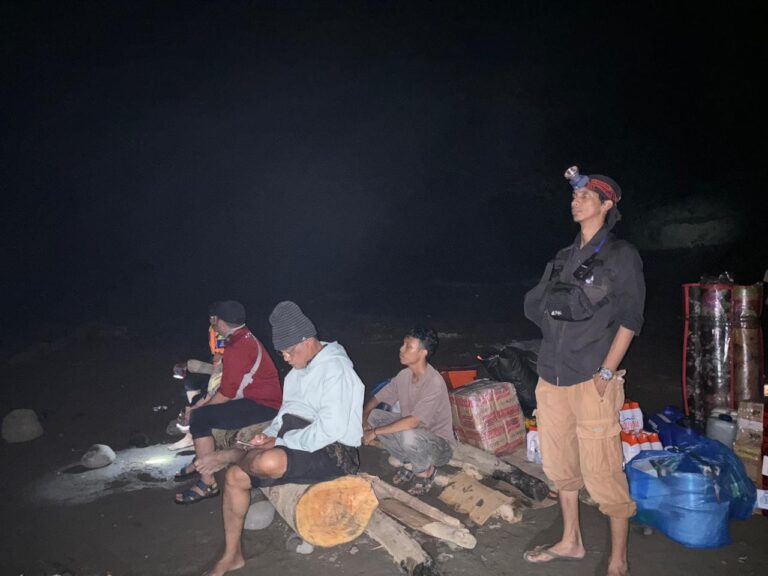 Menyebrangi Sungai di Tengah Malam, Tim Satgas USK akan Dirikan Posko dan Dapur Umum di Blang Rakal