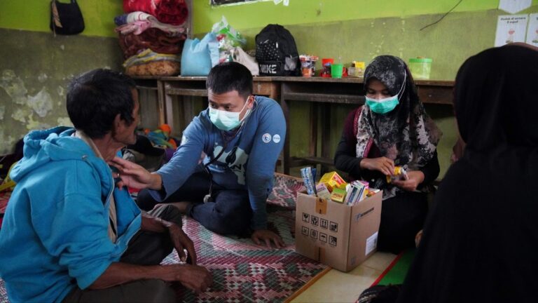Tim Medis Satgas USK di Posko 3 Bireuen Lakukan Layanan Kesehatan Keliling