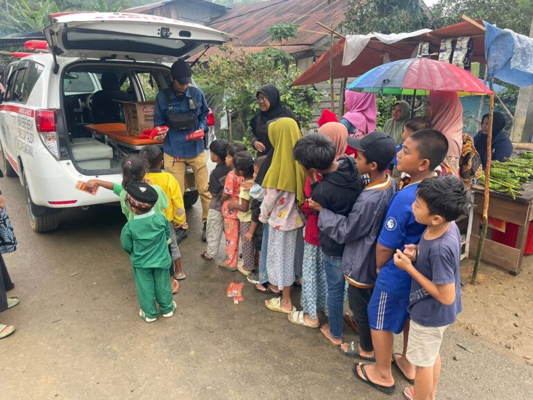 Tawa Kecil di Tengah Banjir dan Tanah Longsor Melanda: Satgas USK Berbagi Keceriaan untuk Anak-Anak Wih Porak, Bener Meriah