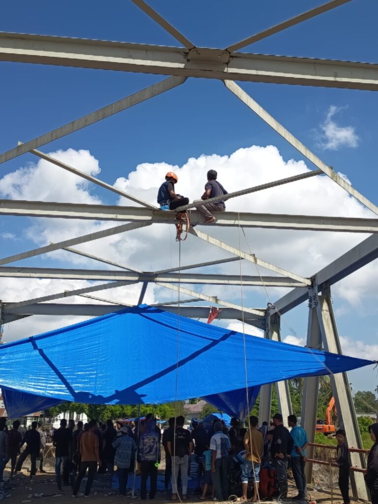 Pengiriman Pertama Logistik Melalui Jalur Kabel (Sling) ke Gampong Teupin Mane, Bireuen Resmi Dilakukan