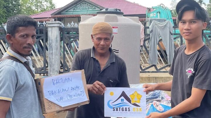 Satgas USK Salurkan Bantuan Beras dan Pakaian ke Sejumlah Desa di Kabupaten Pidie Jaya