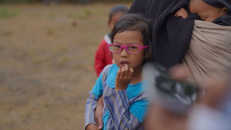 Kacamata Pink untuk Mikha, Mengembalikan Pandangan ke Dunia