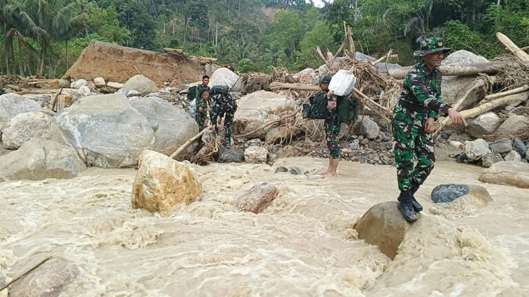 Memikul Logistik, Menggendong Harapan Warga Pining