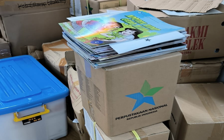Perpusnas RI Menyalurkan Bantuan 250 Judul Buku untuk Mendukung Program Terapi Psikologi Berbasis Literasi oleh PKM Bidang Pendidikan Darurat dan Psikososial di Wilayah Bencana Aceh