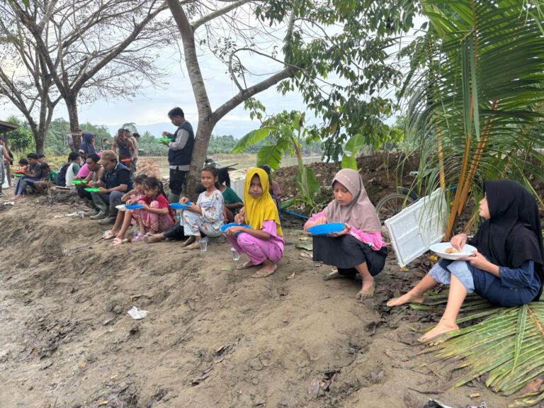 Setelah Berhari-hari Bertahan, Warga Seumatang Akhirnya Menikmati Ikan Hangat dari Dapur Umum PKM KUALI Logistik USK