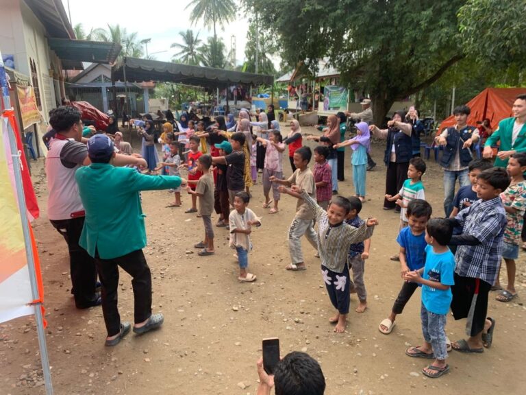 PKM Sahabat Senyar  USK laksanakan Senam Pagi Ceria Dukung Pemulihan Psikososial Anak Pascabencana di Bireuen