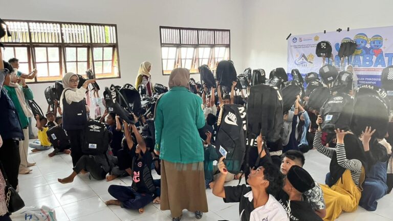 Tas Sekolah Baru Memberikan Semangat Baru bagi Anak-anak Terdampak Banjir di Bireuen dan Pidie Jaya