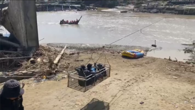 Akses Krisis Tak Menghalangi: Tim PKM Sahabat Bidang Pendidikan Darurat dan Psikososial Menyeberang dengan Sling Baja untuk Asesmen Pendidikan