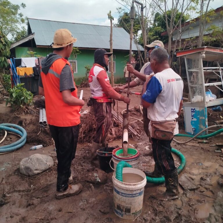 Sumur Bor Karya Tim Teknik Sipil USK Mulai Mengalir, Warga Gampong Deyah Kruet Nikmati Air Bersih