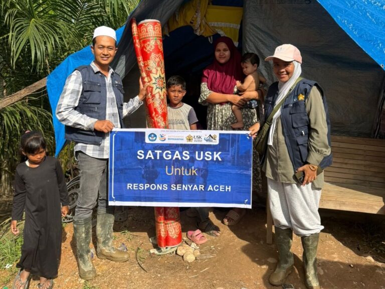 PKM KUALI USK Salurkan Alas Tidur Tahan Air bagi Warga Terdampak Banjir Sungai Arakundo