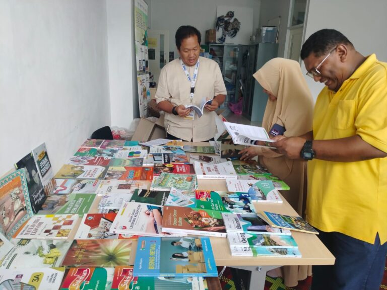 Perpusnas RI Lanjutkan Dukungan Literasi untuk Pemulihan Psikososial dan Pembelajaran Darurat Anak Terdampak Banjir di Aceh, hari ini Kembali Serahkan 60 judul buku