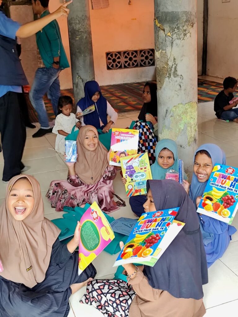 PKM Sahabat USK laksanakan Pembagian Emergency Learning Kit (ELK) Dukung Pemulihan Pendidikan Anak Terdampak Bencana di Aceh