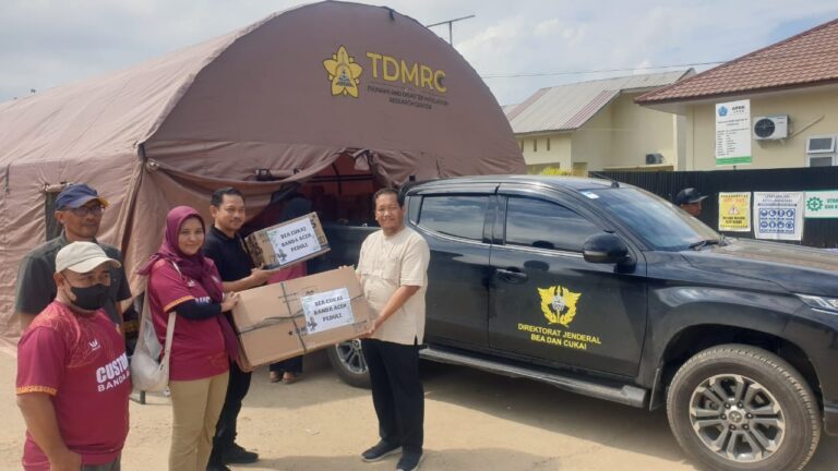 Bea Cukai Banda Aceh Salurkan Bantuan Logistik untuk Warga Terdampak Senyar melalui Satgas USK