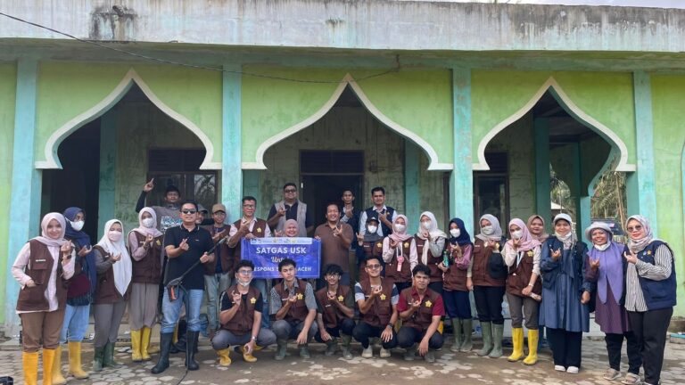 Satgas USK Bersama Mahasiswa KKN Tematik Bersihkan Masjid Istiqamah Pasca Bencana di Aceh Tamiang