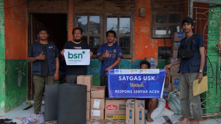 Satgas USK Salurkan Makanan Cepat Saji dan Bantuan Kemanusiaan ke Desa Serba, Aceh Tamiang
